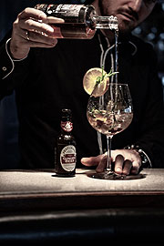 Exklusive Drinks an der Hof Bar Wine Cocktailbar im Zillertalerhof Alpine Hideaway in Mayrhofen (©Foto: Ute Niedermayr ZILLERTALERHOF Alpine Hideaway)